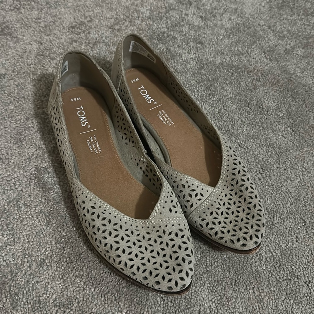 8.5 women’s toms like new. Minor, unnoticeable scuff on toe